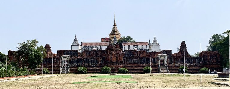 那空銮宫的三十座小塔,走进回廊里侧才看得明白