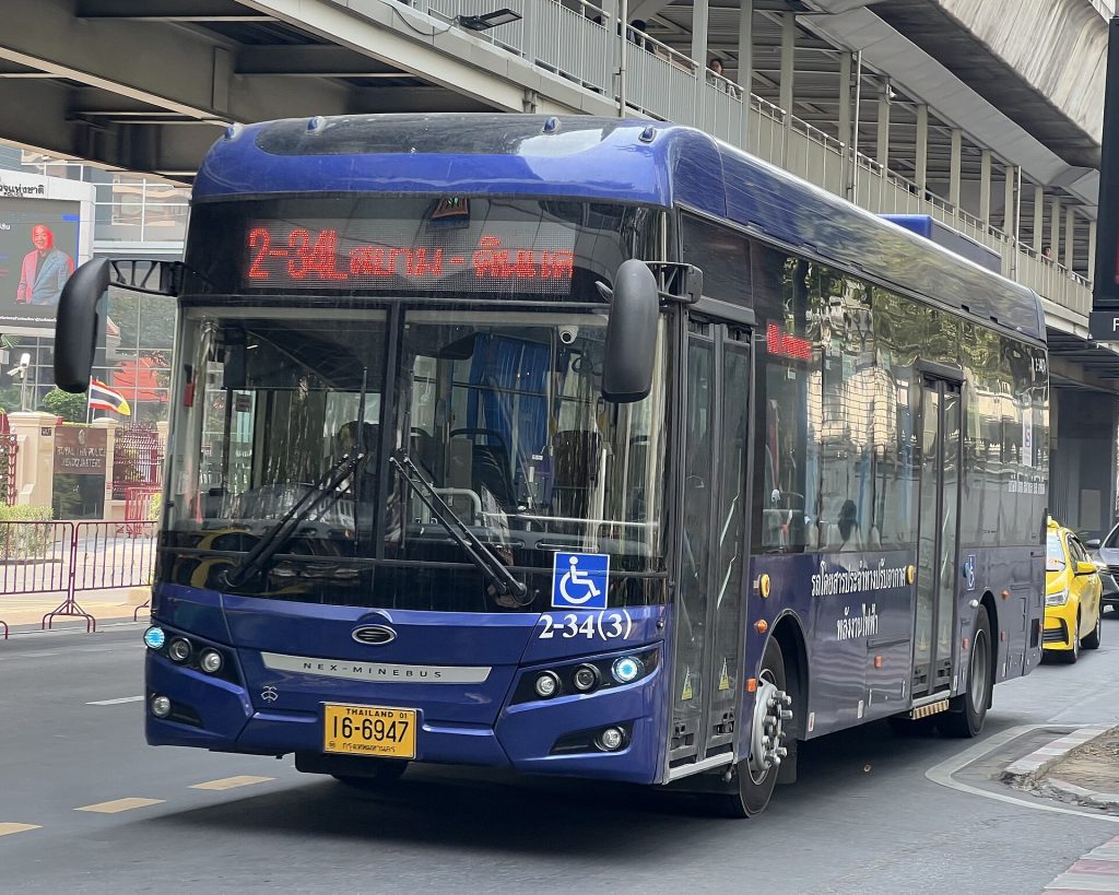曼谷高架桥下行驶的深蓝色 Thai Smile Bus 2-34 路低地板电巴
