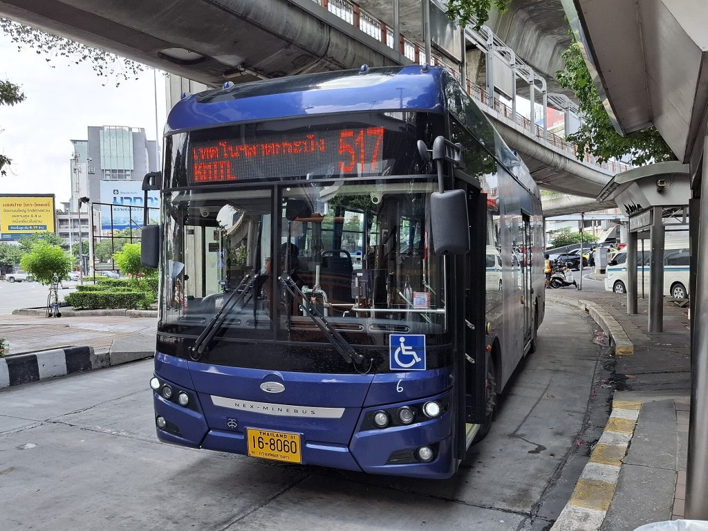 曼谷站点旁停靠的深蓝色 Thai Smile Bus 517 路低地板电巴