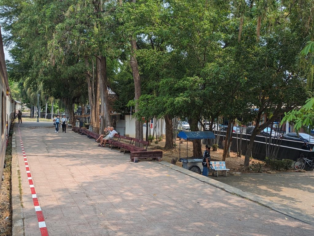 桂河大桥火车站树荫下的站台与长椅