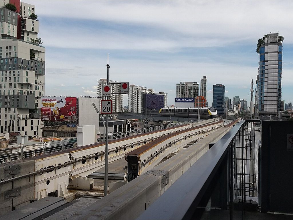 曼谷 MRT 黄线列车驶近拉差达站高架站台