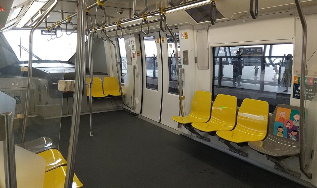 曼谷 MRT 黄线车厢内的黄色座椅与扶手