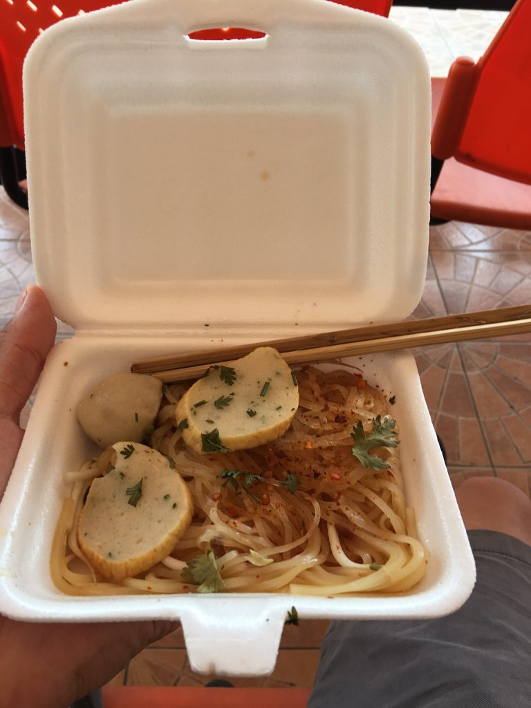 打开的白色餐盒装着叻丕铁路干米粉，旁边放有木筷