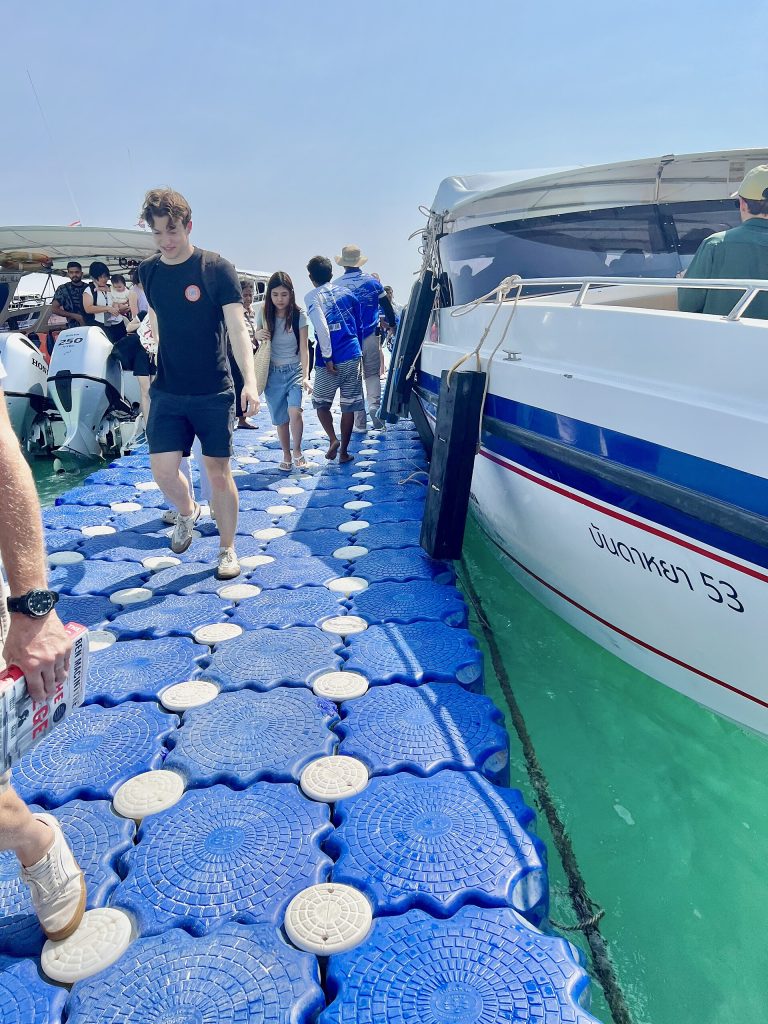 丽贝岛海面浮动码头上旅客从快艇旁步行下船