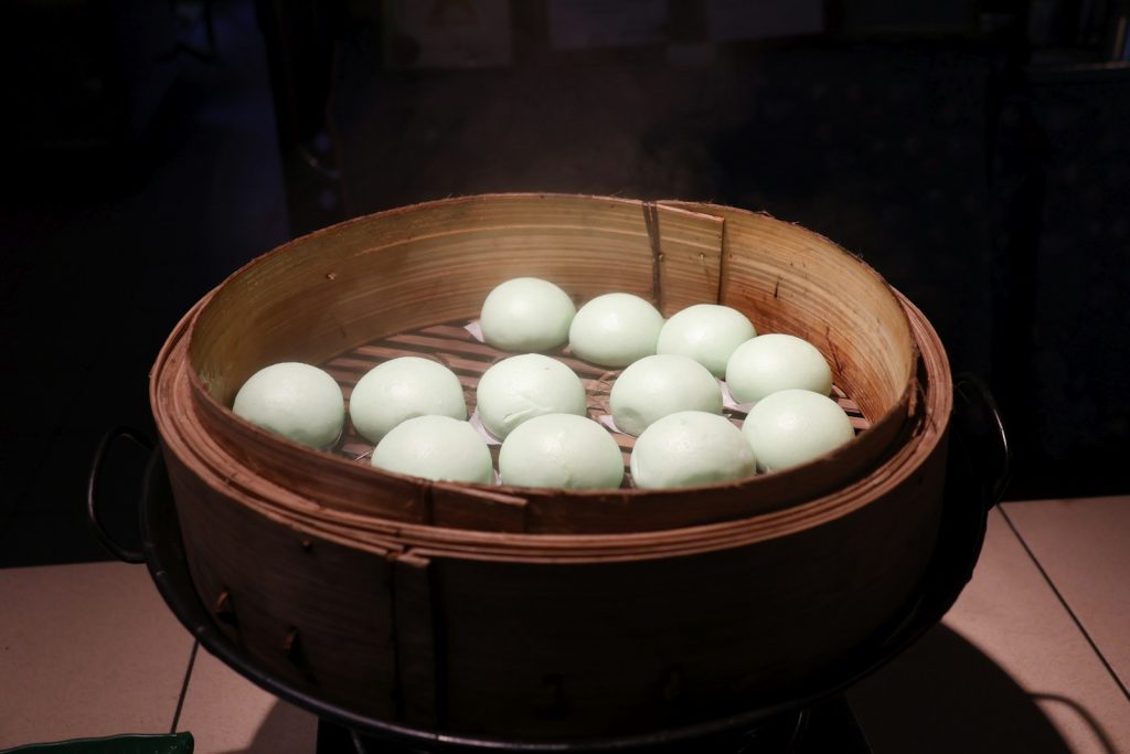 竹蒸笼里整齐摆放的白色蒸包