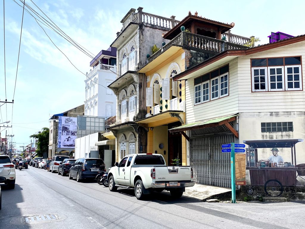 宋卡老城 Nakhon Nok Road 的旧店屋、木窗阳台和街边车辆