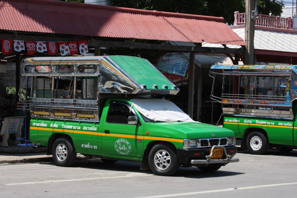 华欣主路旁两辆绿色双条车的车头和侧面