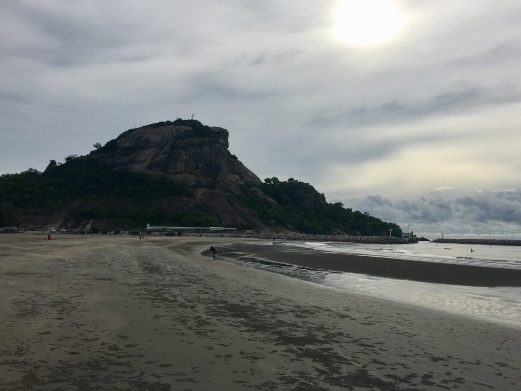 阴云下华欣筷子山岩丘、宽阔沙滩与海岸线