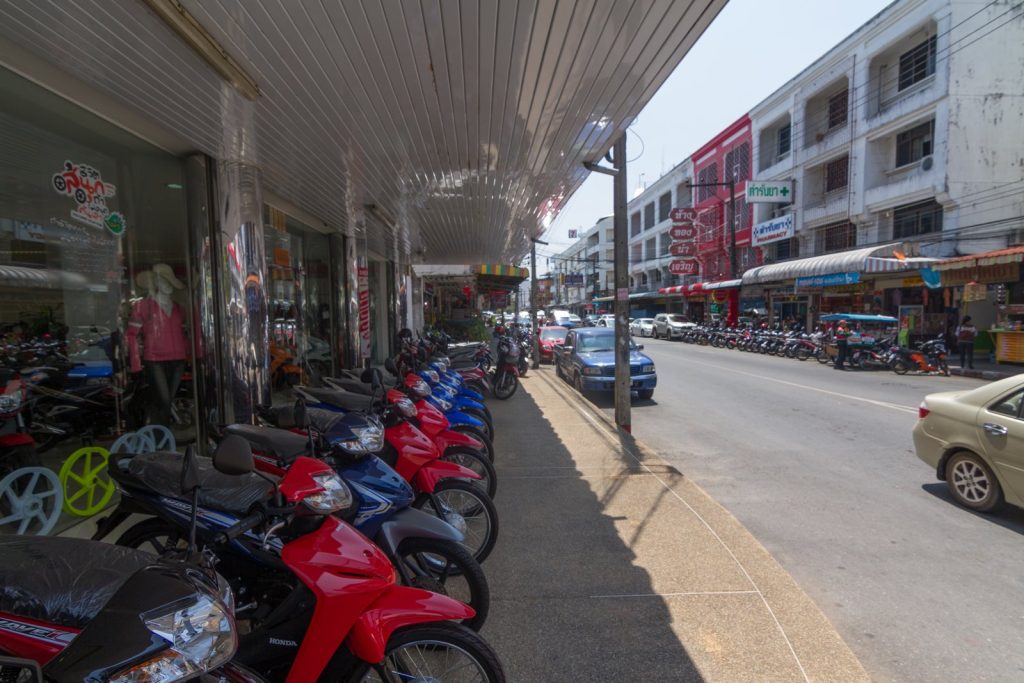 甲米镇街道、摩托车与沿街建筑