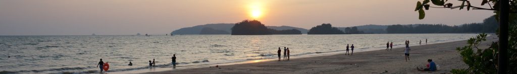 诺帕拉塔拉海滩全景，沙滩、海面与远山