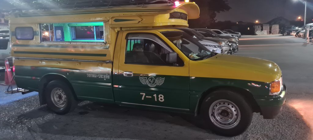 夜间停车区域内一辆黄绿色皮卡改装南邦双条车
