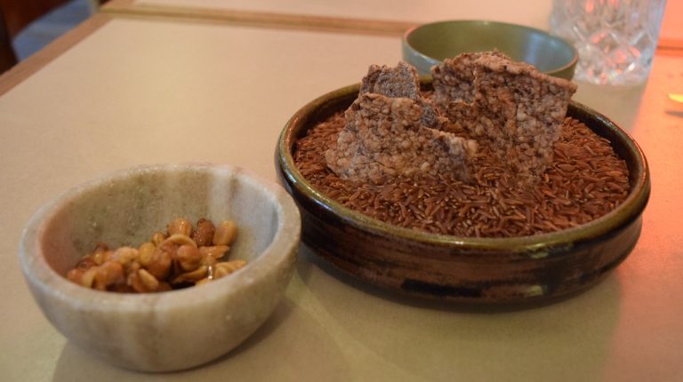 南邦西瓜汁米饼的脆响,来自糯米、日晒和薄薄糖浆