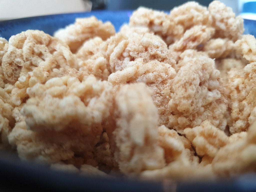 蓝盘里堆着浅色膨松黏米脆片