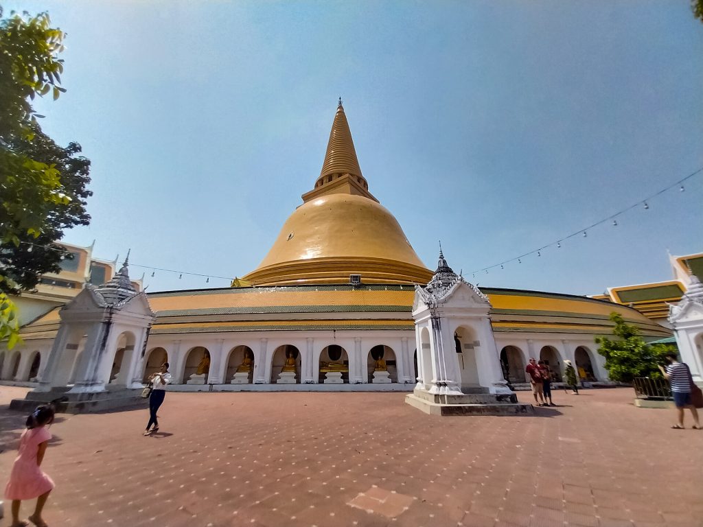 佛统大佛塔金色塔身白色回廊与开阔庭院