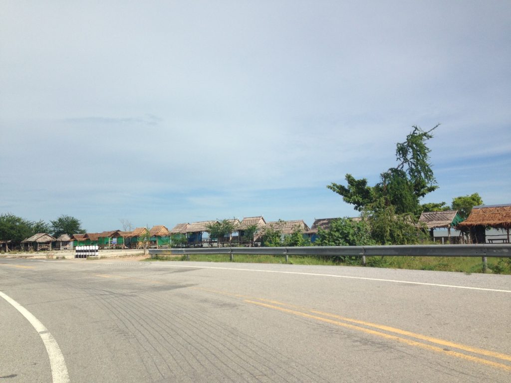 北大年府治县Rusamilae弯曲公路与路边房屋
