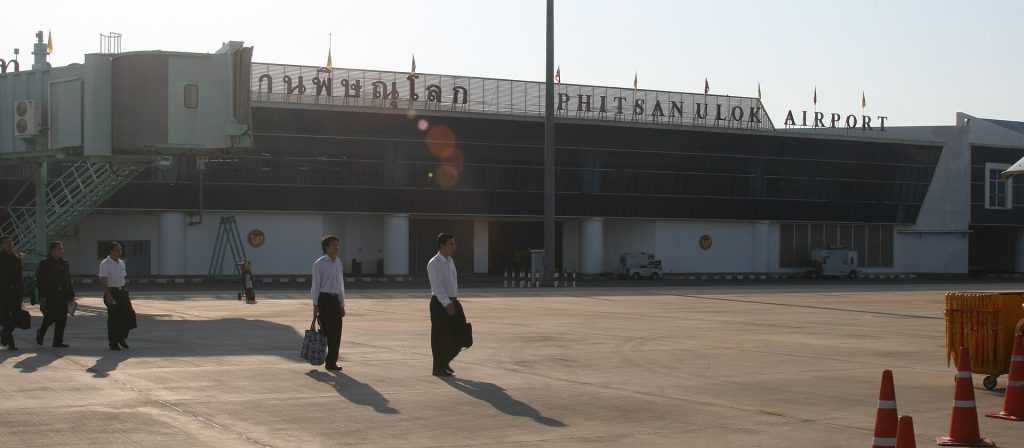彭世洛机场航站楼外墙、停机坪与步行旅客