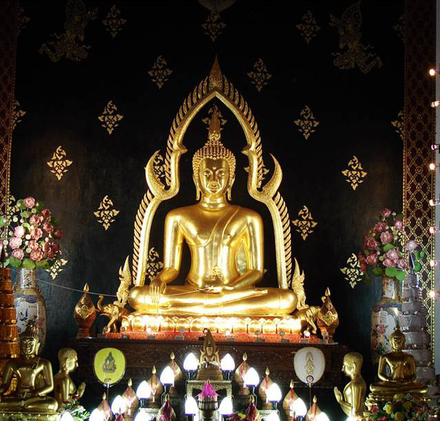 帕府帕巴寺黑色背景前的金色坐佛与花饰