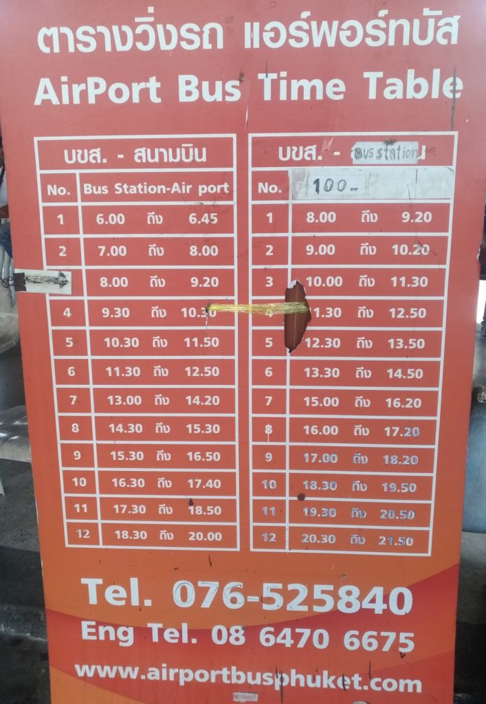 普吉机场巴士红色时刻表牌，列有机场与普吉镇双向班次