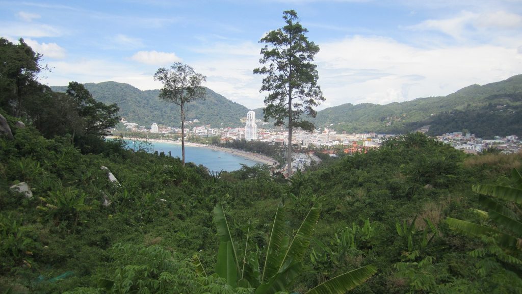 从山坡俯瞰芭东海湾、海滩、城区与绿色山地