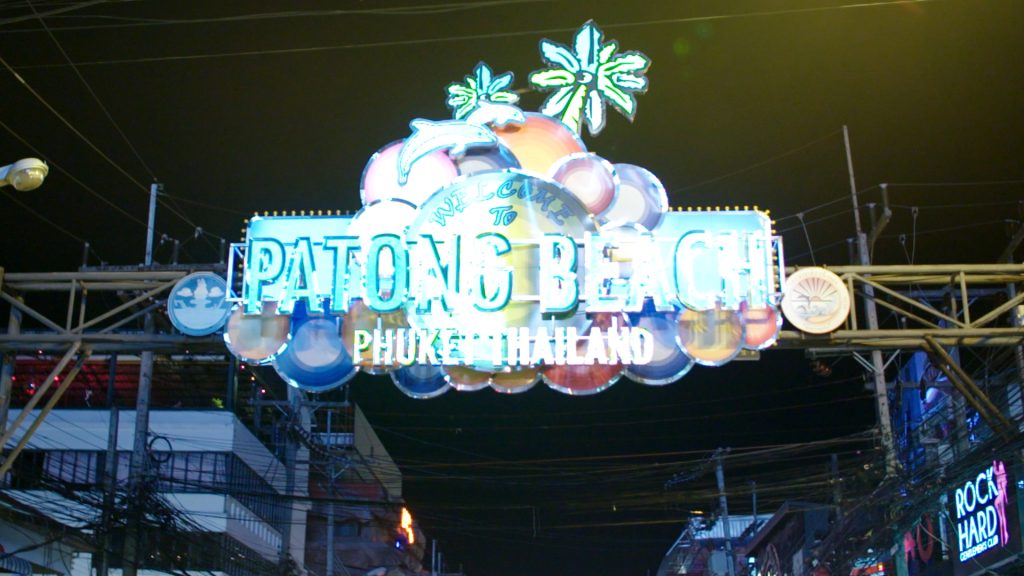 夜间亮起的 Patong Beach Phuket Thailand 霓虹标牌