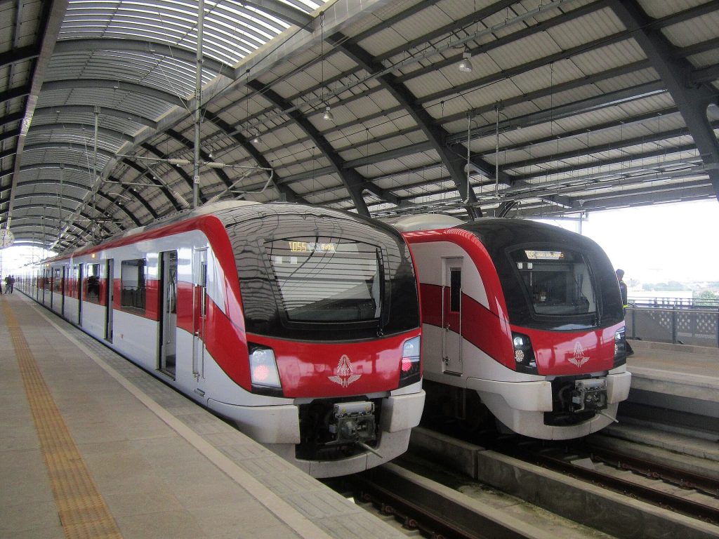 兰实站弧形顶棚下并排停靠的两列SRT红线电车