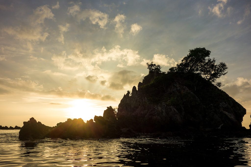 帕延岛近海岩石小岛与低角度夕阳