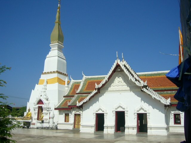 色军帕塔猜宗寺白色佛塔与坡屋顶殿堂