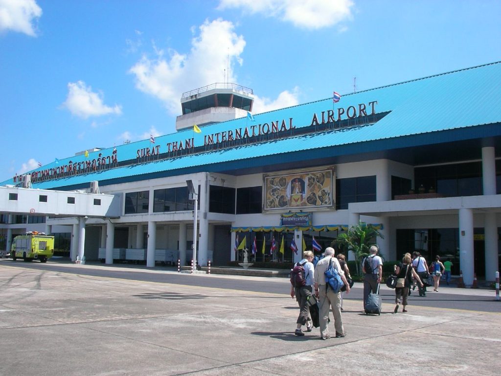 写有 Surat Thani International Airport 的航站楼外观