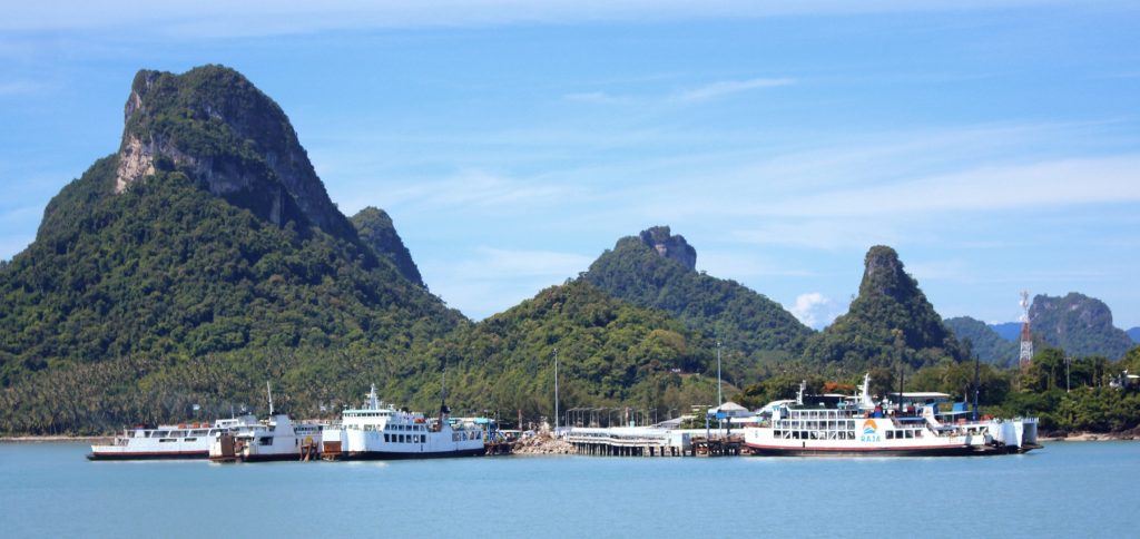 栋萨Raja Ferry码头前的渡轮与石灰岩山峰