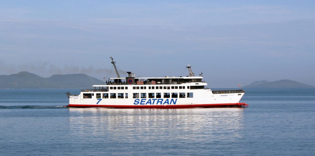 海面上航行的Seatran 7白色渡轮