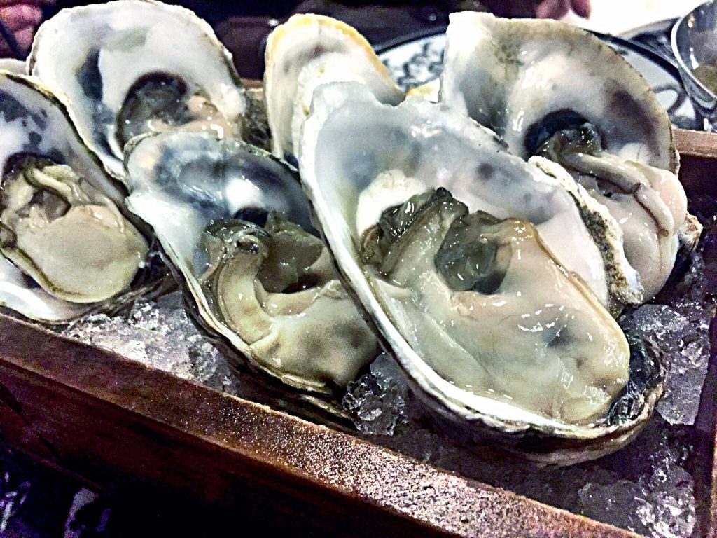 冰盘里摆放的多只开壳生蚝
