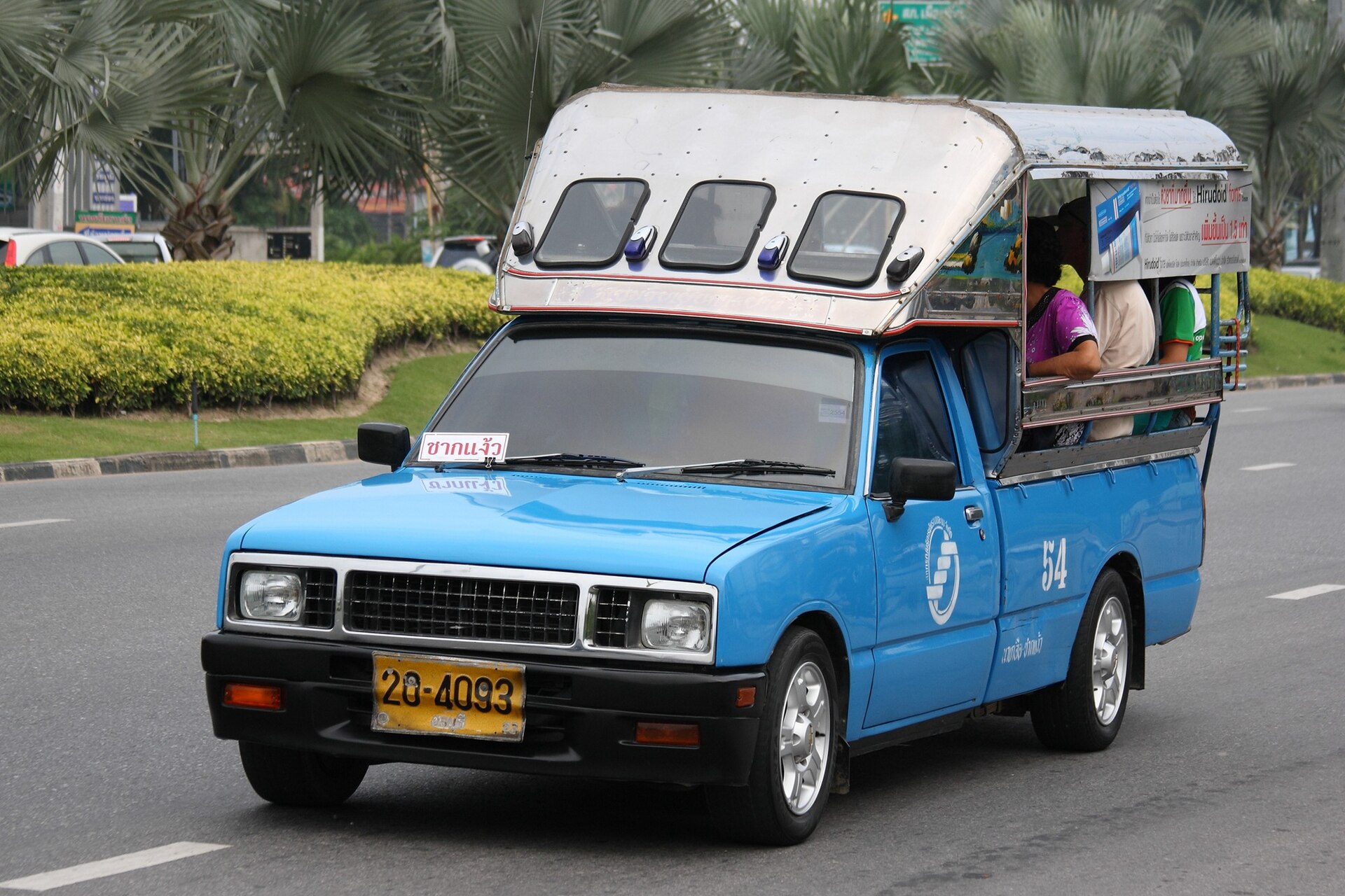 芭提雅素坤逸路上一辆载有乘客的蓝色双条车