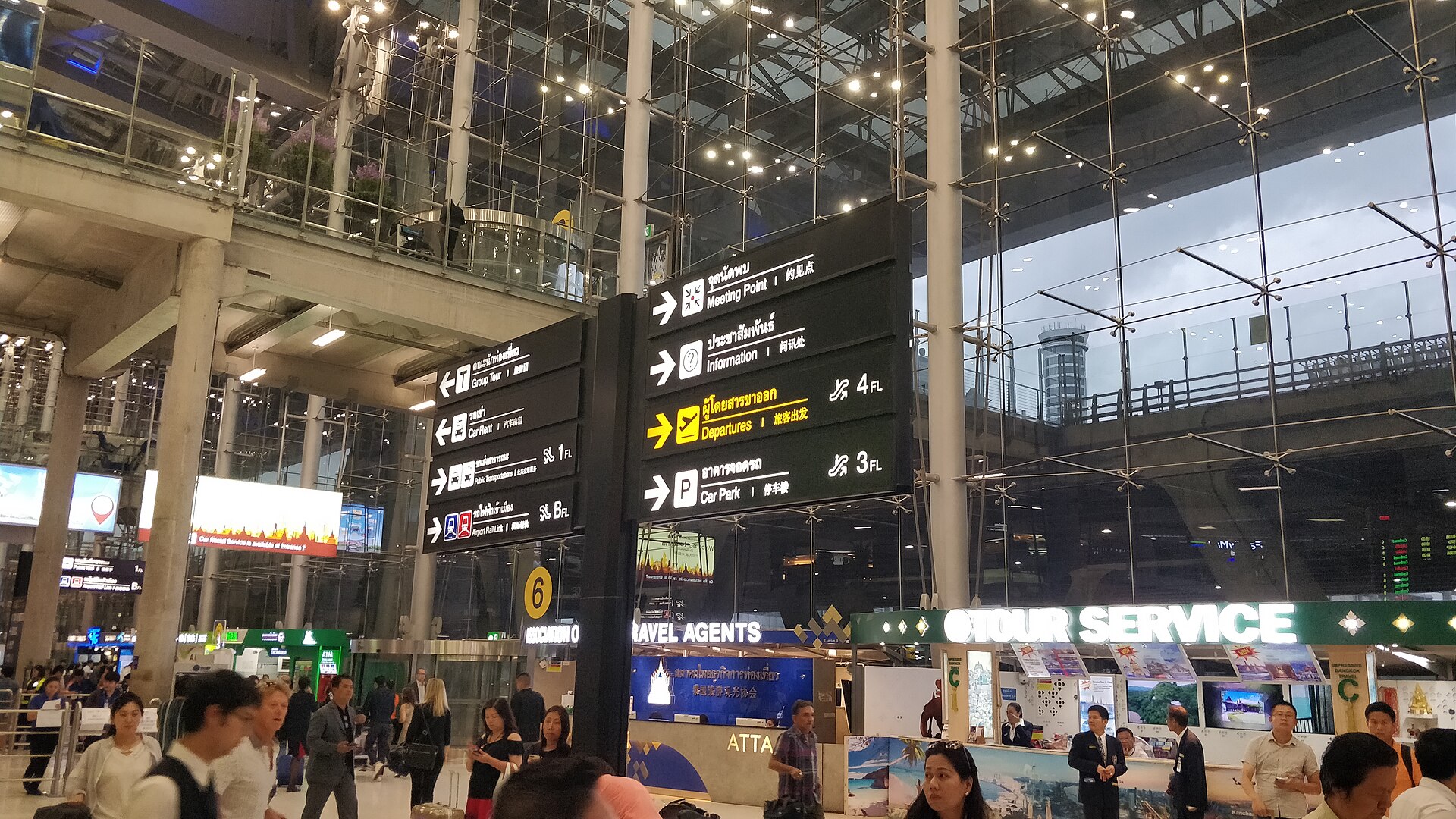 素万那普机场到达大厅内的多层方向牌、旅客与旅行服务柜台