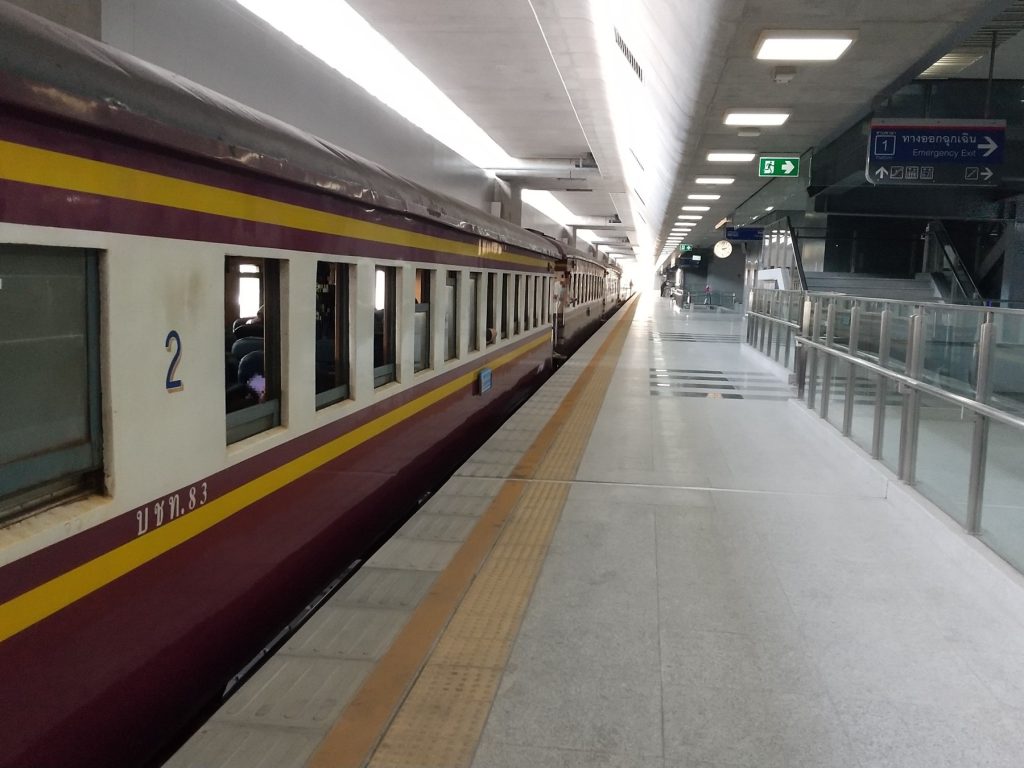 曼谷阿皮瓦中央车站一号站台旁停靠的泰国国铁二等客车