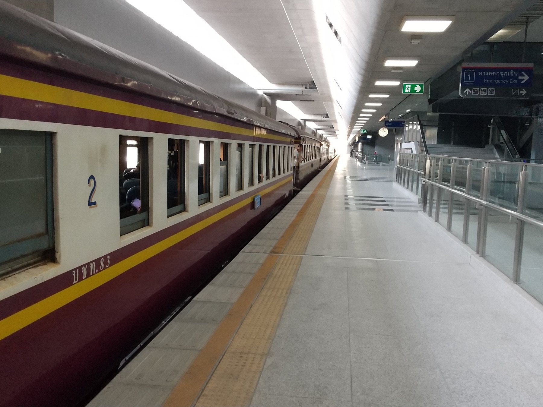 曼谷阿皮瓦中央车站一号站台旁停靠的泰国国铁二等客车