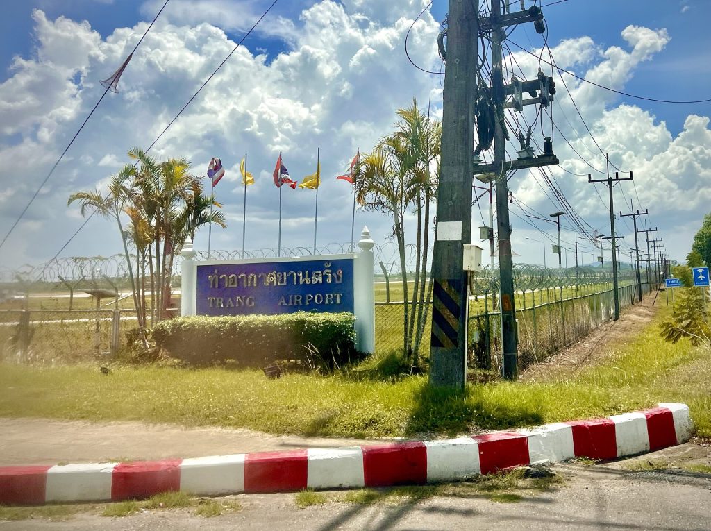 董里机场外道路旁的泰文英文机场标牌与围栏
