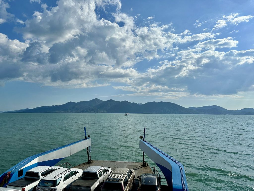 象岛渡轮开放式车辆甲板朝向山地海岸