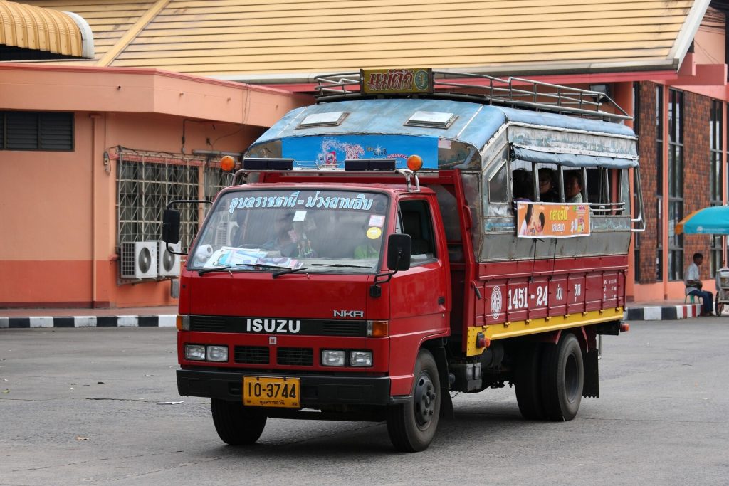 乌汶巴士总站前行驶的红蓝色双条车