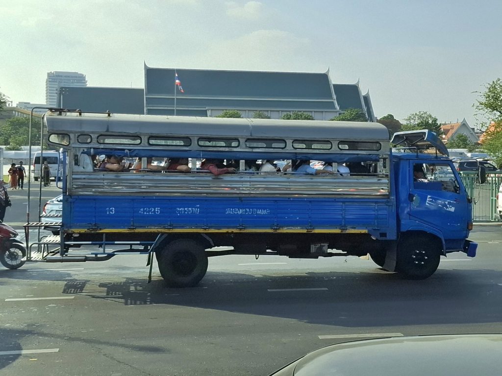 乌隆道路上载客行驶的蓝色双条车