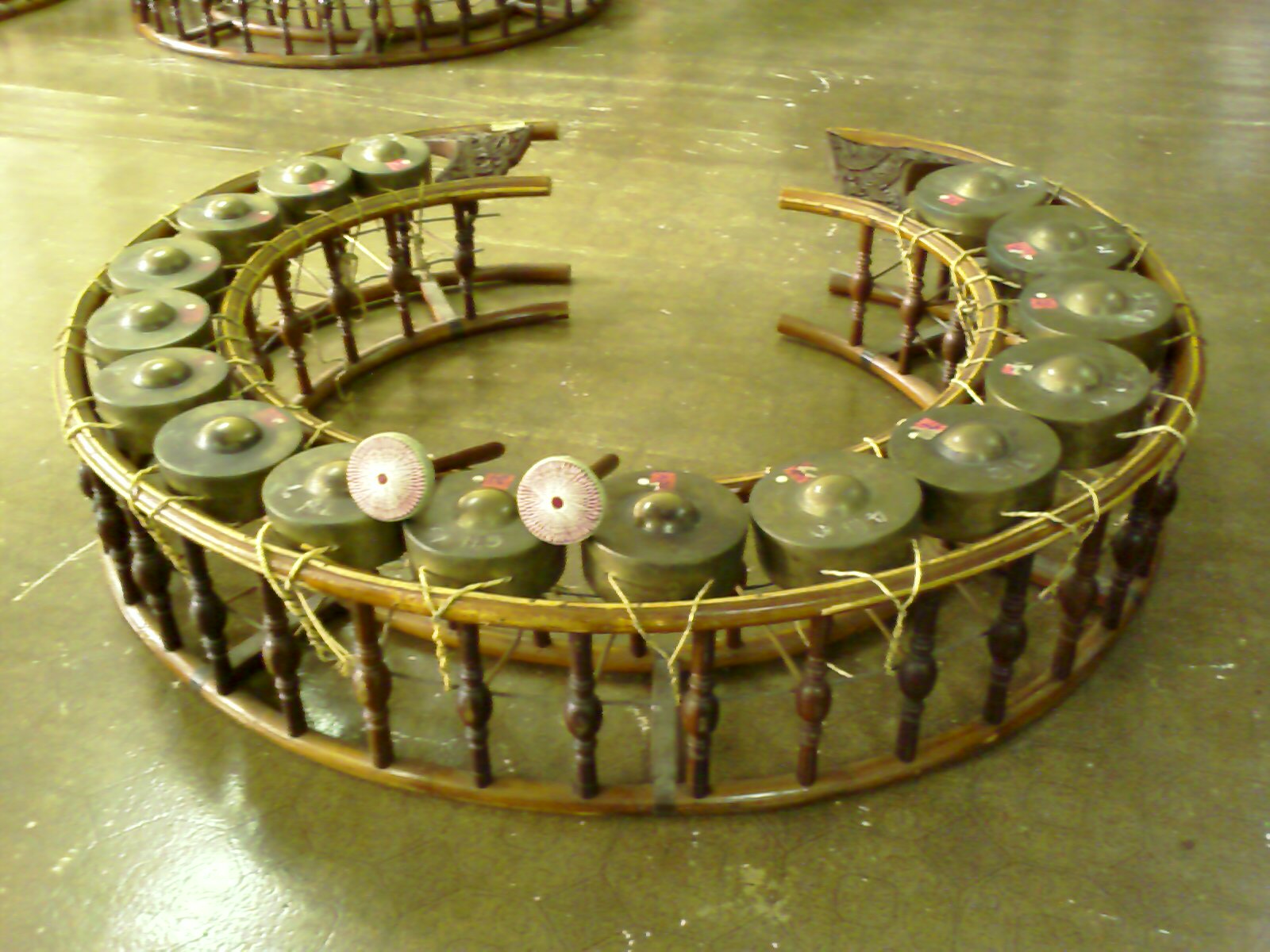 一架泰国 Khong Wong Yai 围锣,十六面小锣围成圆环