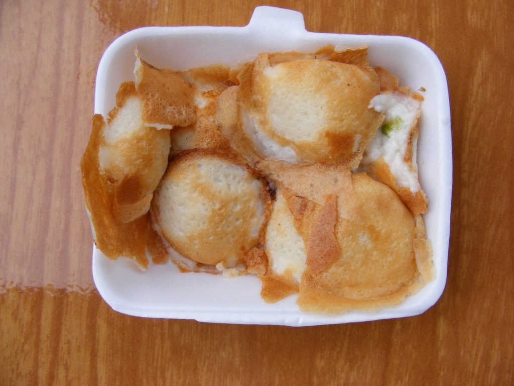 盒中卡农克露出金黄饼底和白色内层
