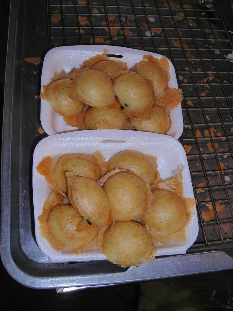 两盒卡农克半球饼底朝上摆放