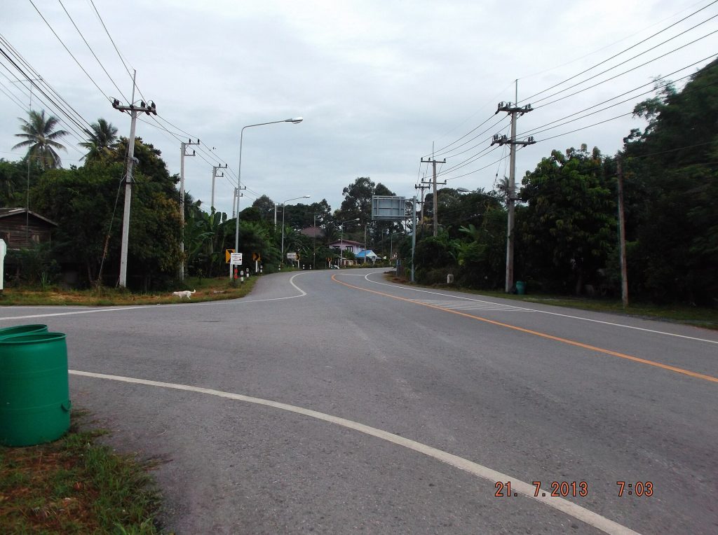 那空那育3239号公路在绿树与电线杆之间弯向远处