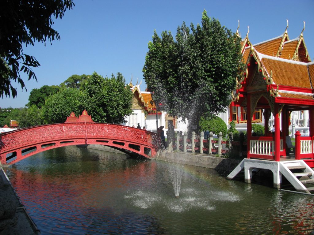 云石寺水渠旁的红桥和水亭，周围有树木与寺院环境。