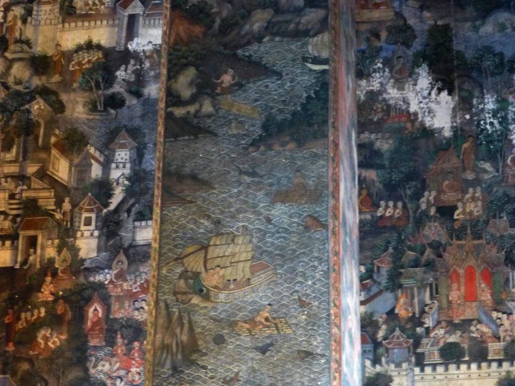 苏泰寺主佛殿壁画细部：一根画有水纹和帆船的柱面，两侧为人物、建筑与树木场景。