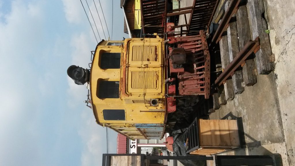 从正面近看席娜卡琳火车夜市黄色老机车、车灯与铁轨