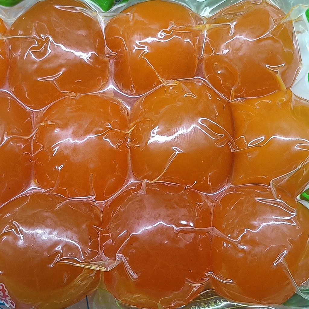 多枚橙红色咸蛋黄分别密封在透明塑料袋中