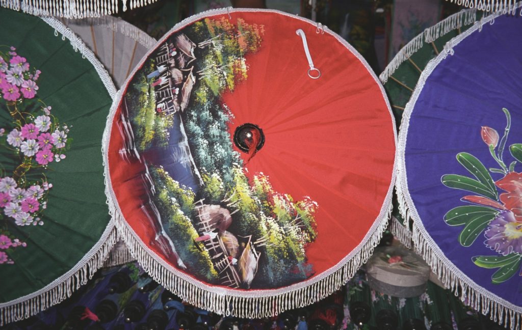 博桑红色景物画伞与旁边的花卉伞
