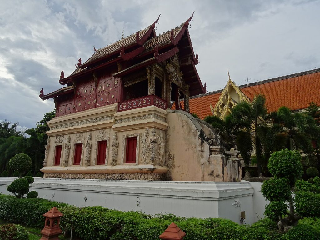 帕辛寺经阁的红色木墙、白色浮雕基座和叠层屋顶。