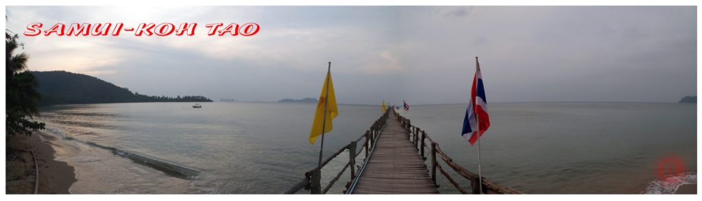 春蓬 Lomprayah 码头伸向海面的木栈桥与旗帜